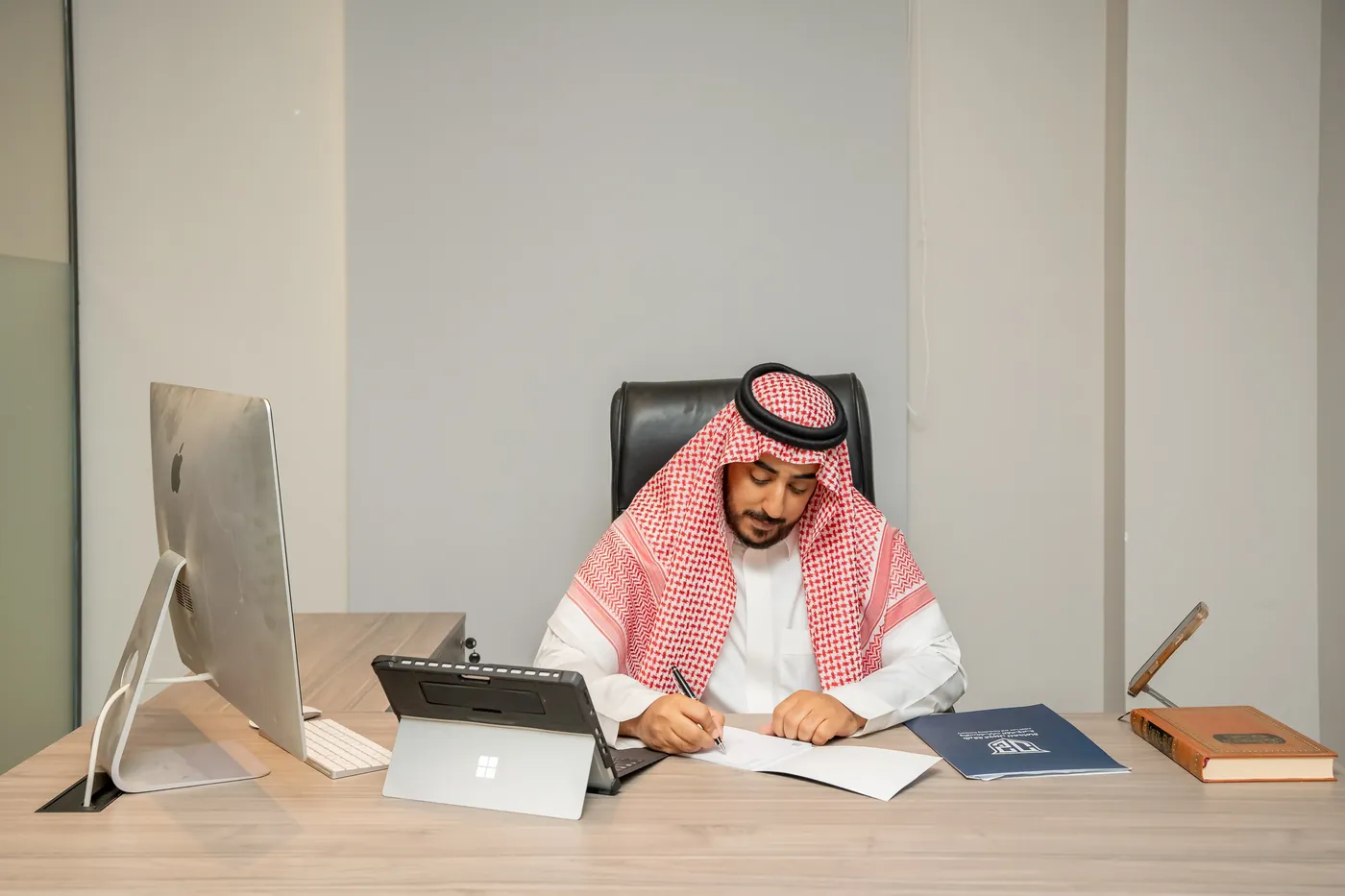 أحد محامي مكتب الجبيل في مكتبه